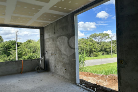 Casa à venda com 3 suítes no condomínio Residencial Jequitiba, Jacareí - SP