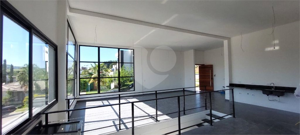 Casa à venda com 4 suítes no condomínio Figueira Garden, Atibaia - SP