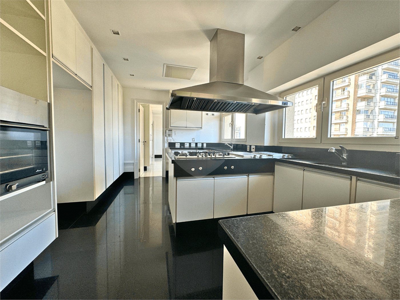 Duplex à venda ou para alugar com 5 suítes em Jardim Europa, São Paulo, SP