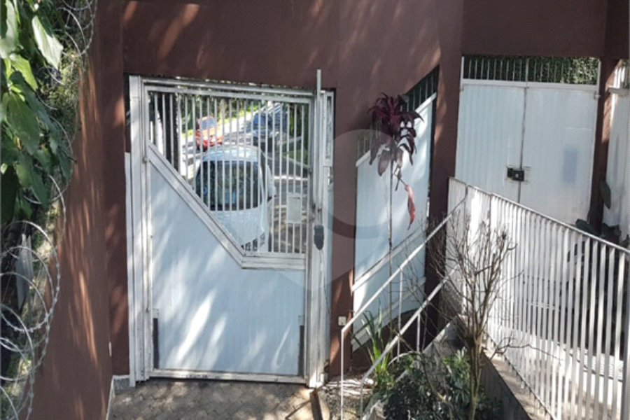 Casa à venda com 4 quartos, sendo 2 suítes, no condomínio Ibiratiba, São Paulo - SP