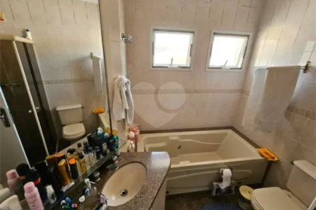 Casa à venda com 3 quartos, sendo 2 suítes, no condomínio Vila Borghese, São Paulo - SP