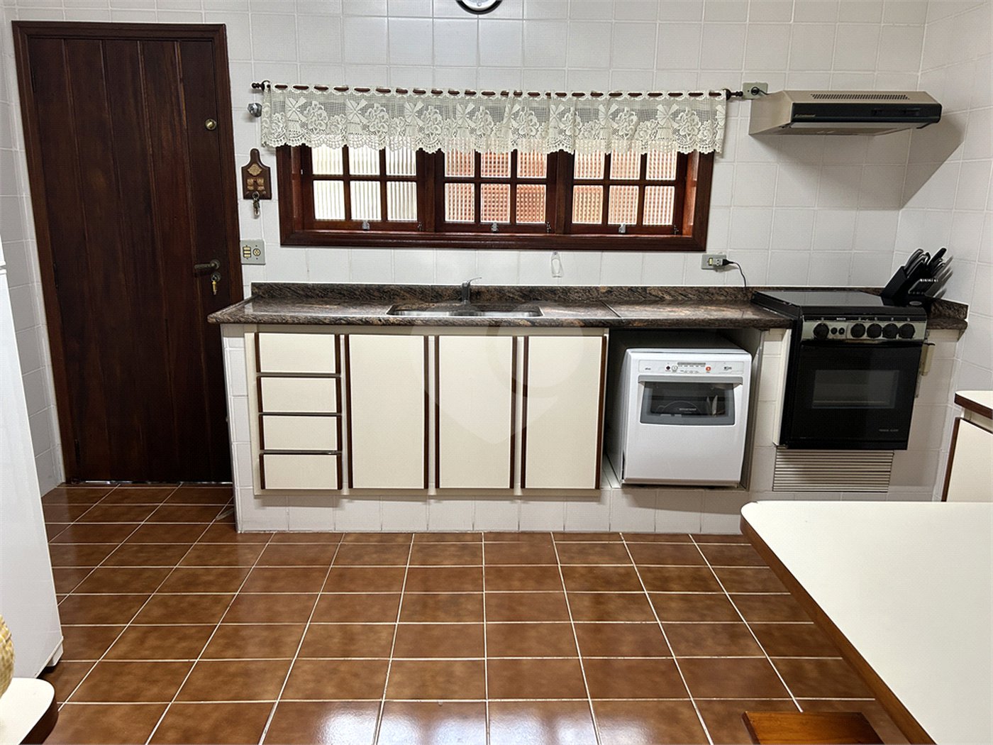 Sobrado à venda com 3 quartos, sendo 1 suíte,  em Jardim das Vertentes, São Paulo, SP