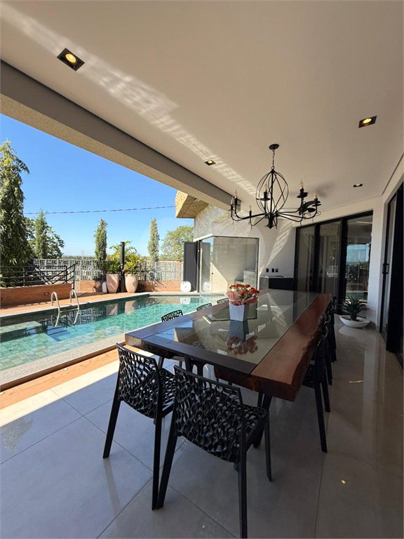 Casa à venda com 5 quartos, sendo 4 suítes,  em Village do Lago, Três Lagoas, MS