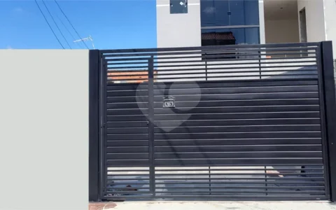 Sobrado Novíssimo à Venda – 3 Dormitórios, Suíte, Quintal e 6 Vagas – 132m² de Terreno