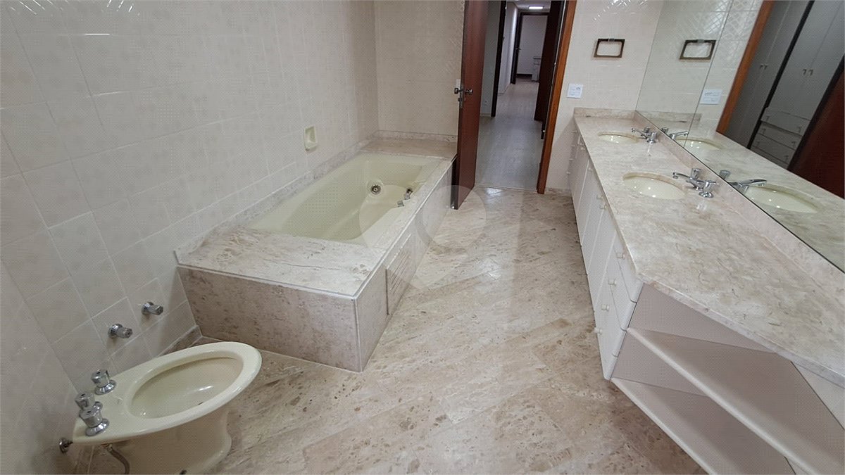 Apartamento para alugar com 4 quartos, sendo 3 suítes, em Santo Amaro, São Paulo, SP