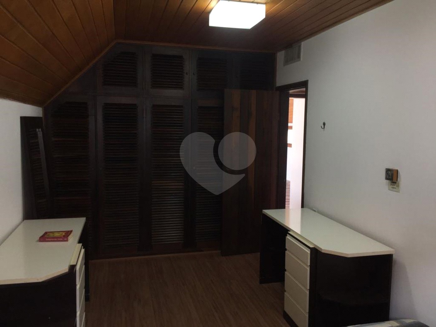 Casa à venda com 3 quartos, sendo 1 suíte, no condomínio Lago Azul, Araçoiaba da Serra - SP