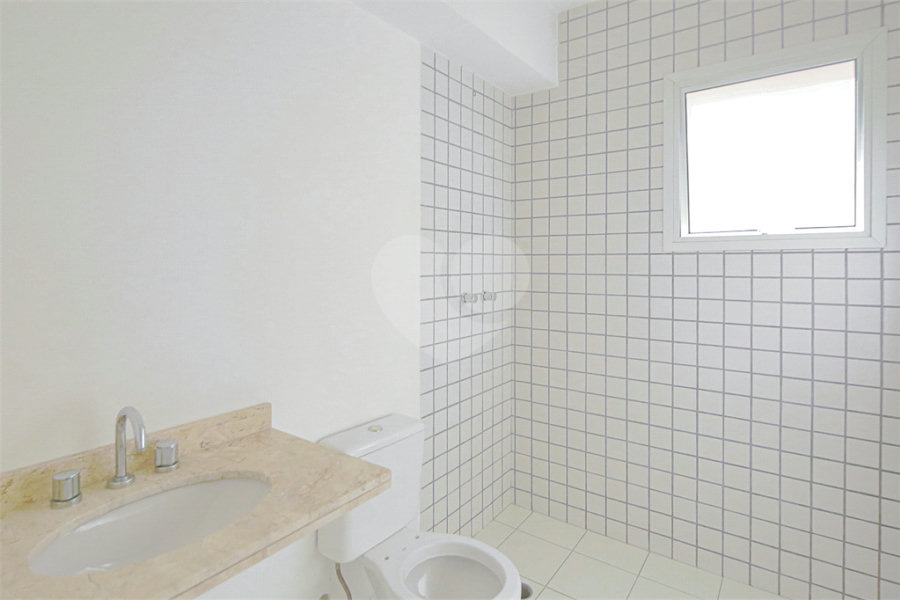 Casa à venda com 4 quartos, sendo 2 suítes, no condomínio Bristol Village, São Paulo - SP