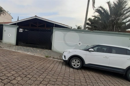Casa à venda com 5 quartos, sendo 1 suíte, no Centro, Bom Jesus dos Perdões, SP