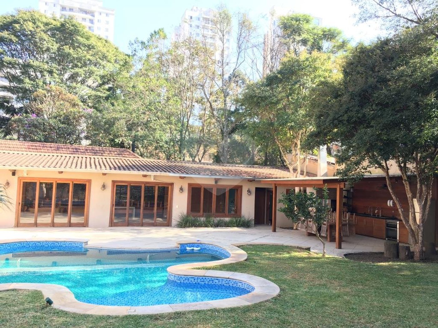 Sobrado à venda ou para alugar com 4 suítes em Alto da Boa Vista, São Paulo, SP