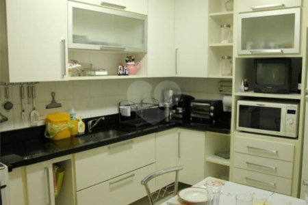 Casa à venda com 3 quartos, sendo 1 suíte, no condomínio Residencial Água Fria, São Paulo - SP