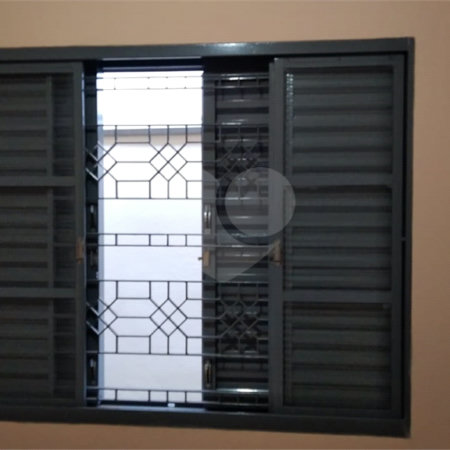 Casa Térrea com 3 dormitórios, sendo 1 suíte.