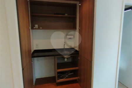 Sala comercial na Oscar Freire à venda Sala coml à venda na Oscar Freire OPORTUNIDADE Sala coml esquina. Rebouças