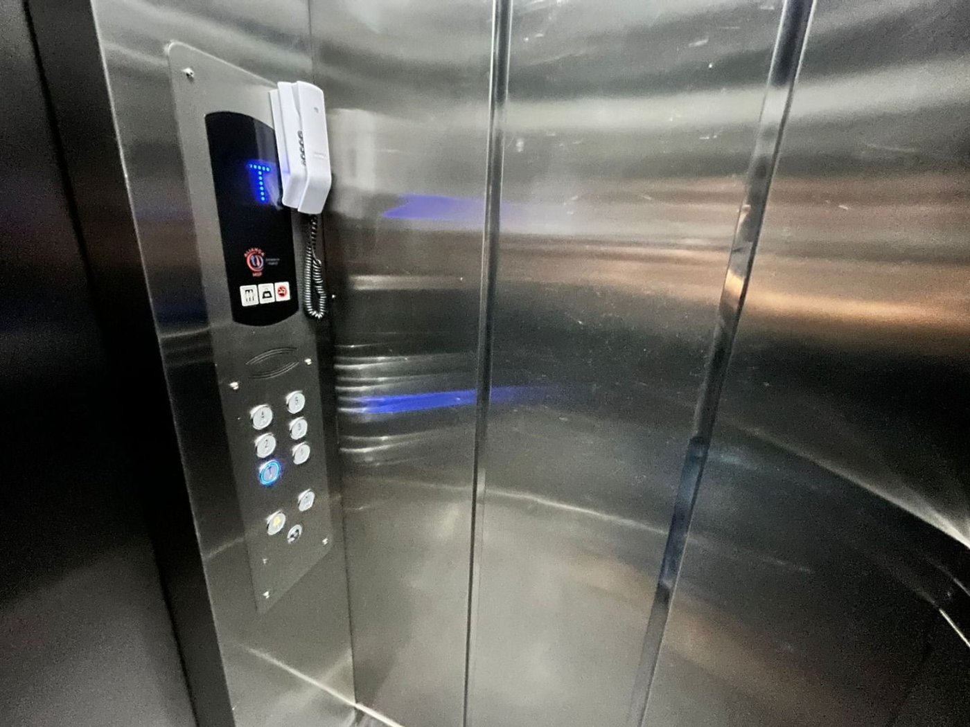 Apartamento 2 dormitórios com vaga de garagem lado praia na Enseada Guarujá