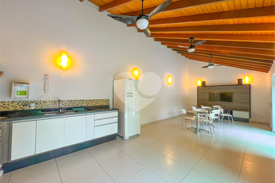 Casa à venda com 3 quartos, sendo 2 suítes, no condomínio Floradas da Serra, São Paulo - SP