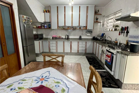 Sobrado à venda com 4 quartos, sendo 1 suíte,  em Vila Cleonice, São Paulo, SP