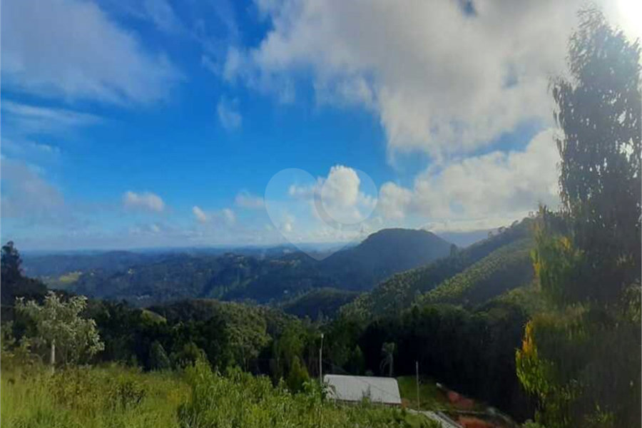 Casa à venda com 2 quartos, sendo 1 suíte, no condomínio Águas de São Pedro, Mairiporã - SP