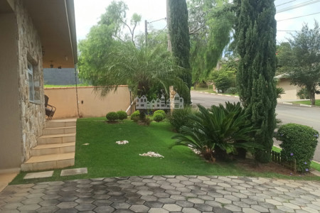 Casa à venda com 3 quartos, sendo 1 suíte, no condomínio Serra da Estrela, Atibaia - SP
