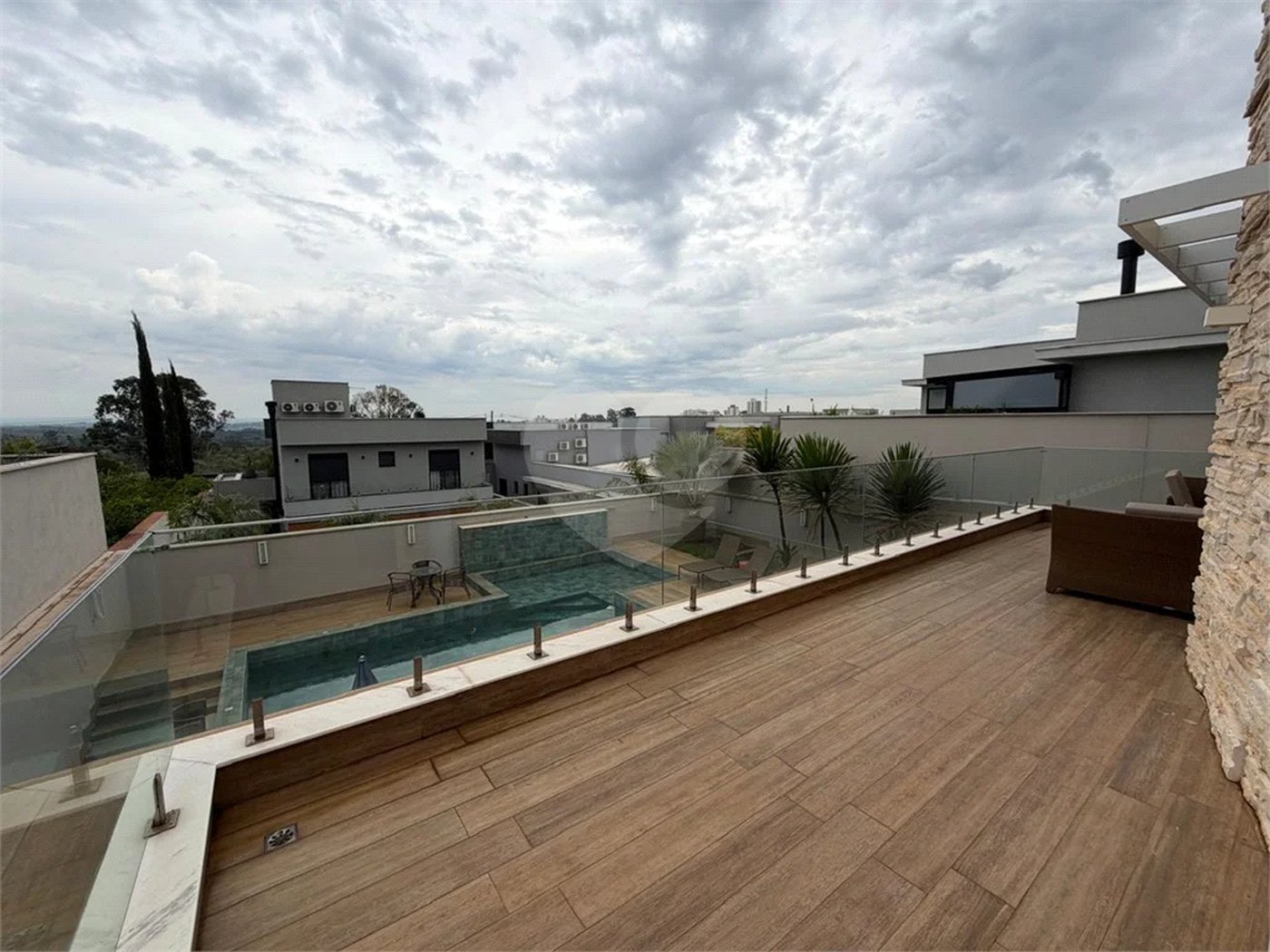 Casa de alto padrão em condomínio exclusivo com 4 suítes