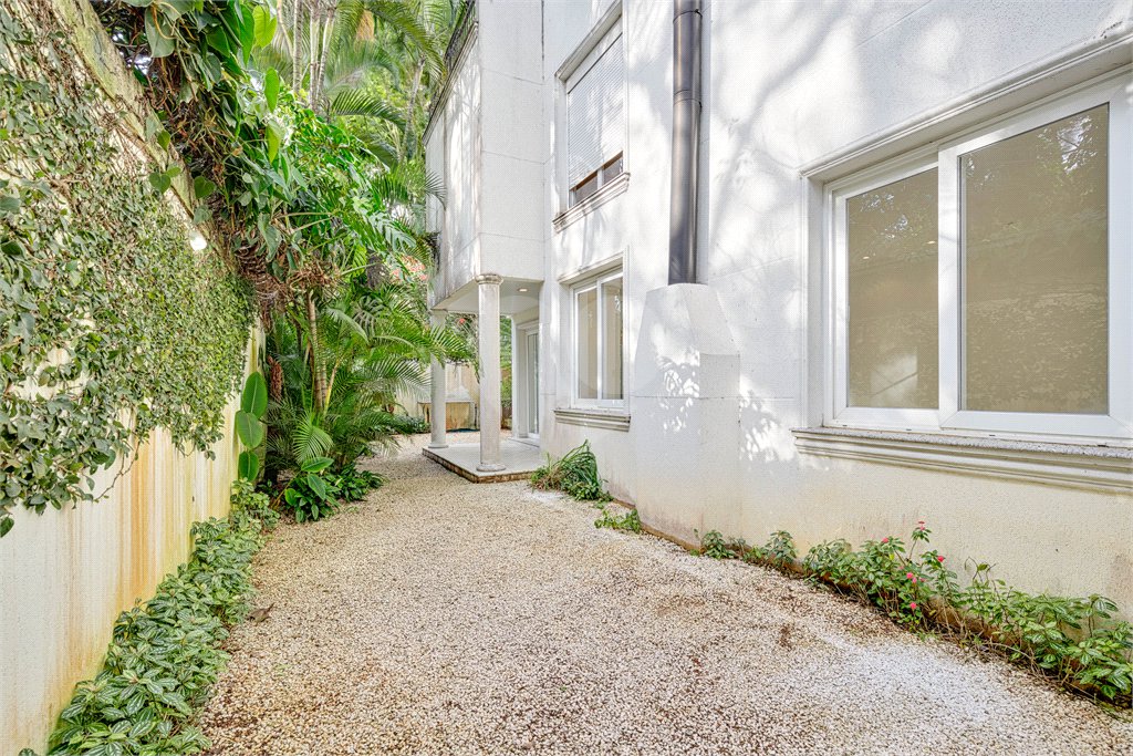 Casa à venda com 4 suítes no condomínio Solar Andaluz, São Paulo - SP