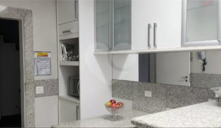 Casa à venda com 4 quartos, sendo 3 suítes,  no condomínio Vila das Flores, São Paulo - SP