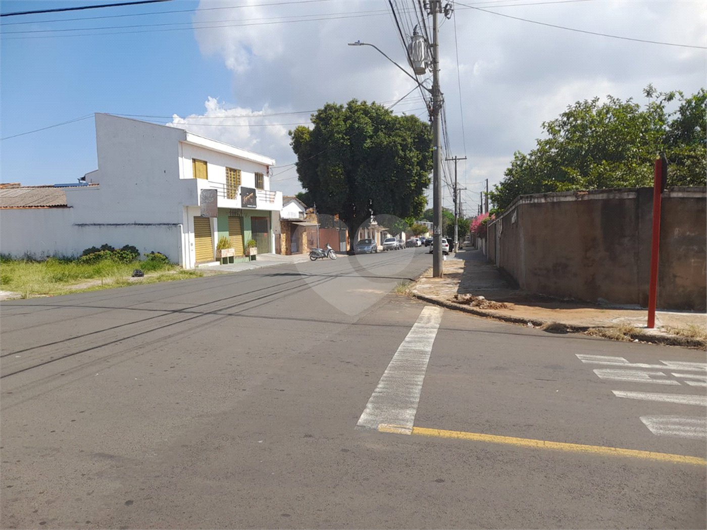 Terreno plano com boa localização no Cruzeiro do Sul .