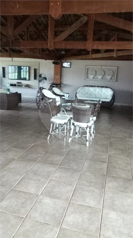Chácara à venda. Ampla área de lazer. Aceita permuta com apartamento na praia