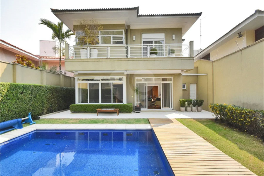 Casa impecável em terreno de 546m2