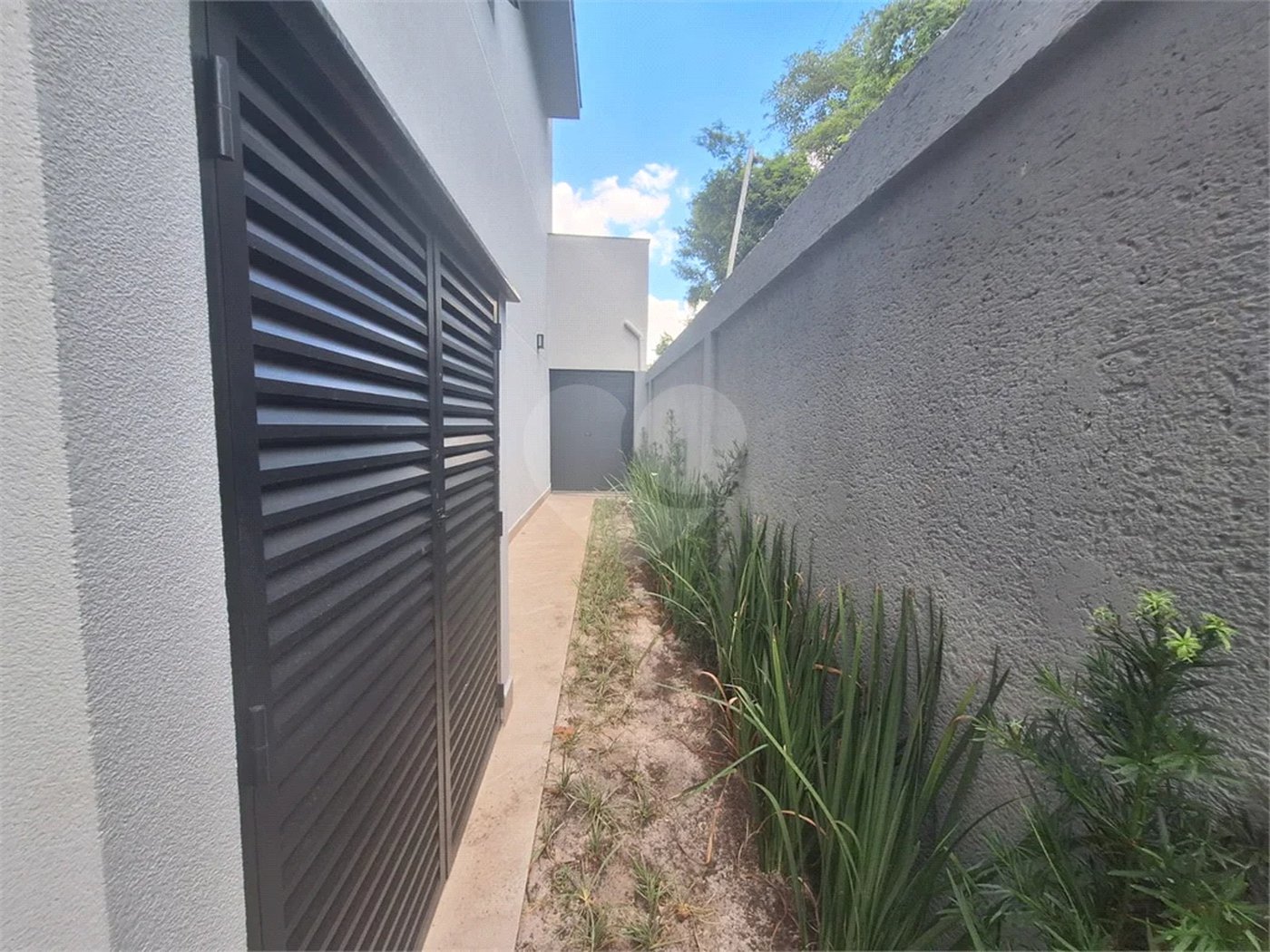 Casa NOVA com 03 suítes , piscina e condomínio com lazer completo!