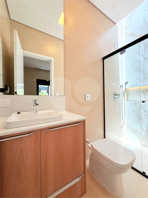 Casa térrea com 3 suítes no Condomínio Residencial Viena em Indaiatuba-SP - Acabamento de alto padrão - R$ 1.690.000,00 - AT 250 m² - AC 158 m² - 3 suítes,, sendo 1 suíte master com closet - Sala para dois ambientes (estar e jantar) - Cozinha planejada com ilha cooktop, forno elétrico e micro-ondas,