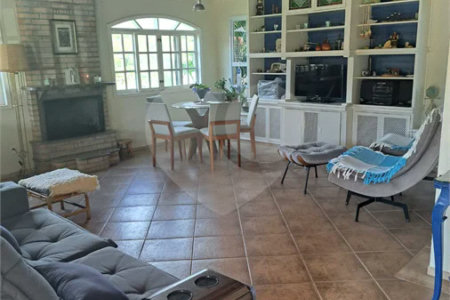 Casa Ampla com 5 Dormitórios, Piscina e Lazer Completo em Terreno de 1.260 m²