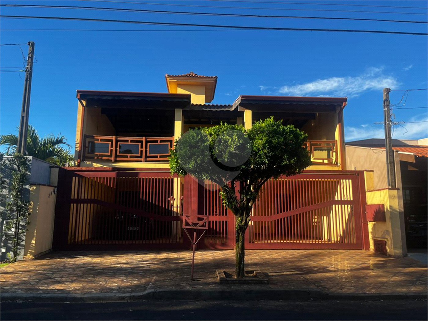 Casa à Venda na Rua Principal do Parque Fehr com Aquecedor Solar