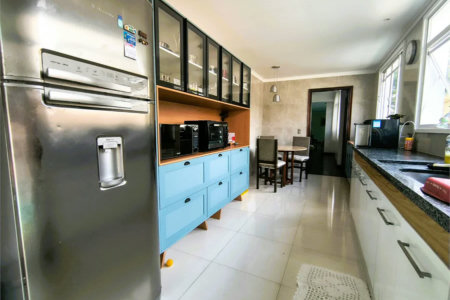 Sobrado à venda amplo, 3 quartos, 1 suíte, 3 vagas com piscina na Vila Indiana próximo à USP