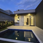 Maravilhosa Casa térrea em condomínio fechado no Portal Lamis, com 3 suítes, piscina privativa e persianas elétricas em excelente condomínio com salão de festas, piscina, quadras de tênis, beach tênis e campo de futebol. Vista cinematográfica da Pedra Grande.
