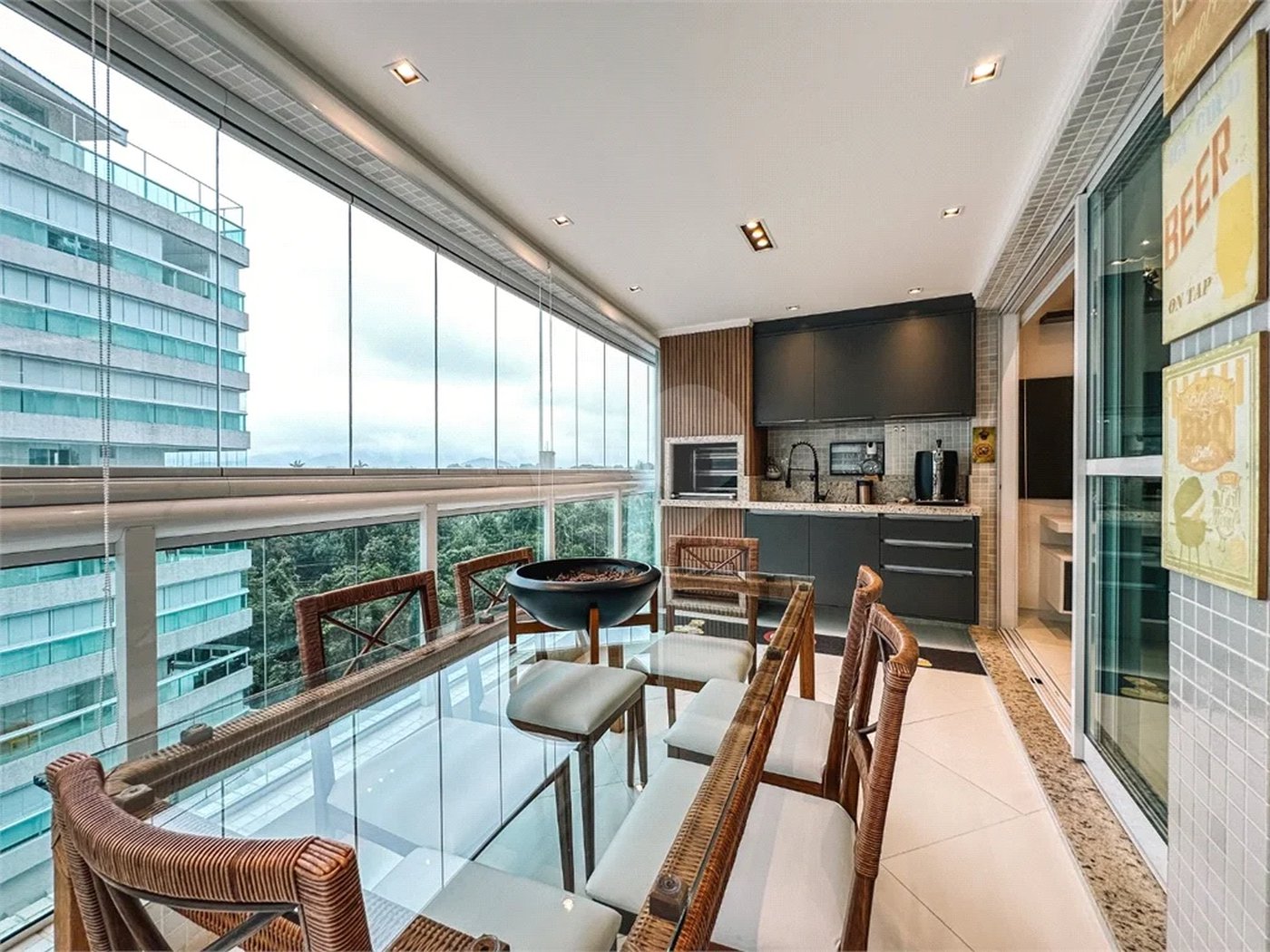 Apartamento à venda com 3 quartos, sendo 2 suítes,  em Riviera de São Lourenço, Bertioga, SP