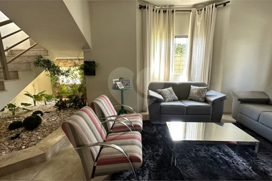 Casa em Condomínio Fechado com 4 suítes e área de lazer completa.