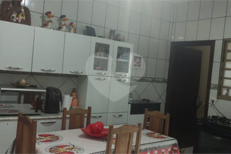 Casa térrea com 2 dormitórios.