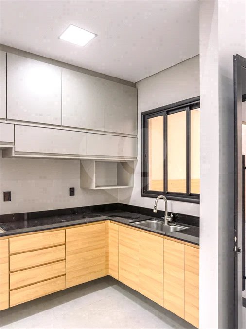 Indaiatuba - Jardim Bom sucesso - Área total: 150m² - Área construída: 115m² - 3 dormitórios sendo 1 suíte com armário planejado;Sala para dois ambientes; Banheiros com box gabinetes e espelhos; Área gourmet com churrasqueira a carvão e móveis planejados; Lavanderia coberta; Ar condicionado na sala