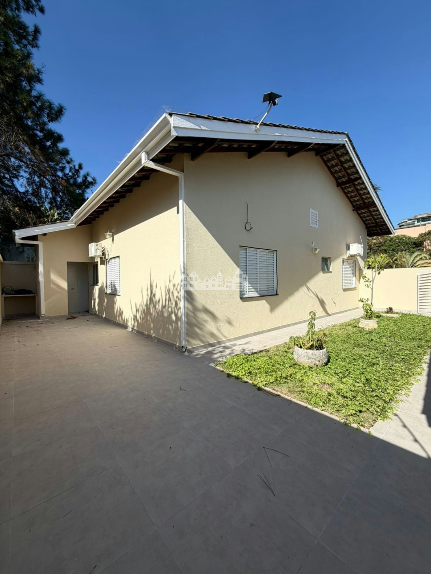 Casa à venda com 3 quartos, sendo 1 suíte, no condomínio Bella Vita, Atibaia - SP