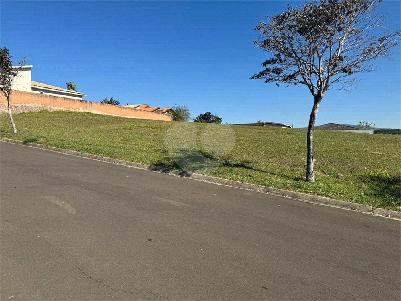 Terreno à venda com 1 suíte no condomínio Village Saint Charbel, Araçoiaba da Serra - SP