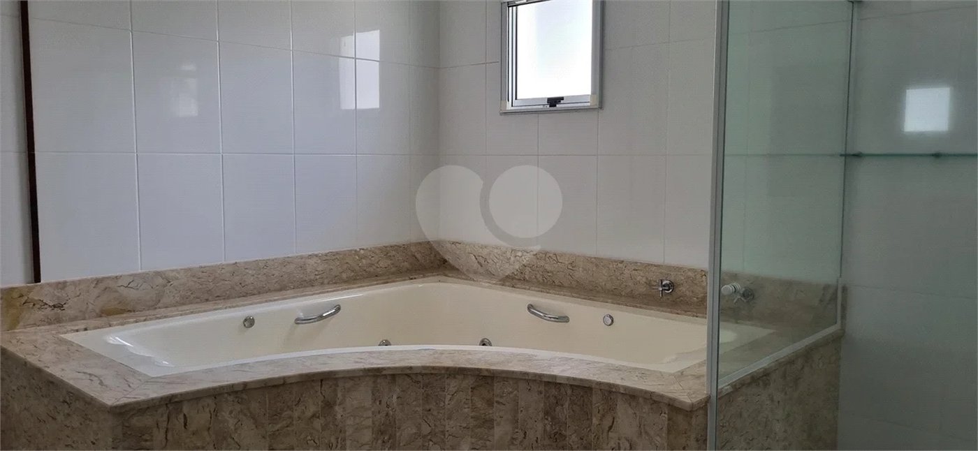Lindo sobrado com 4 suites e piscina à venda, 365m², por R$ 2.450.000,00 no condomínio Villa Suiça, em Indaiatuba/SP.