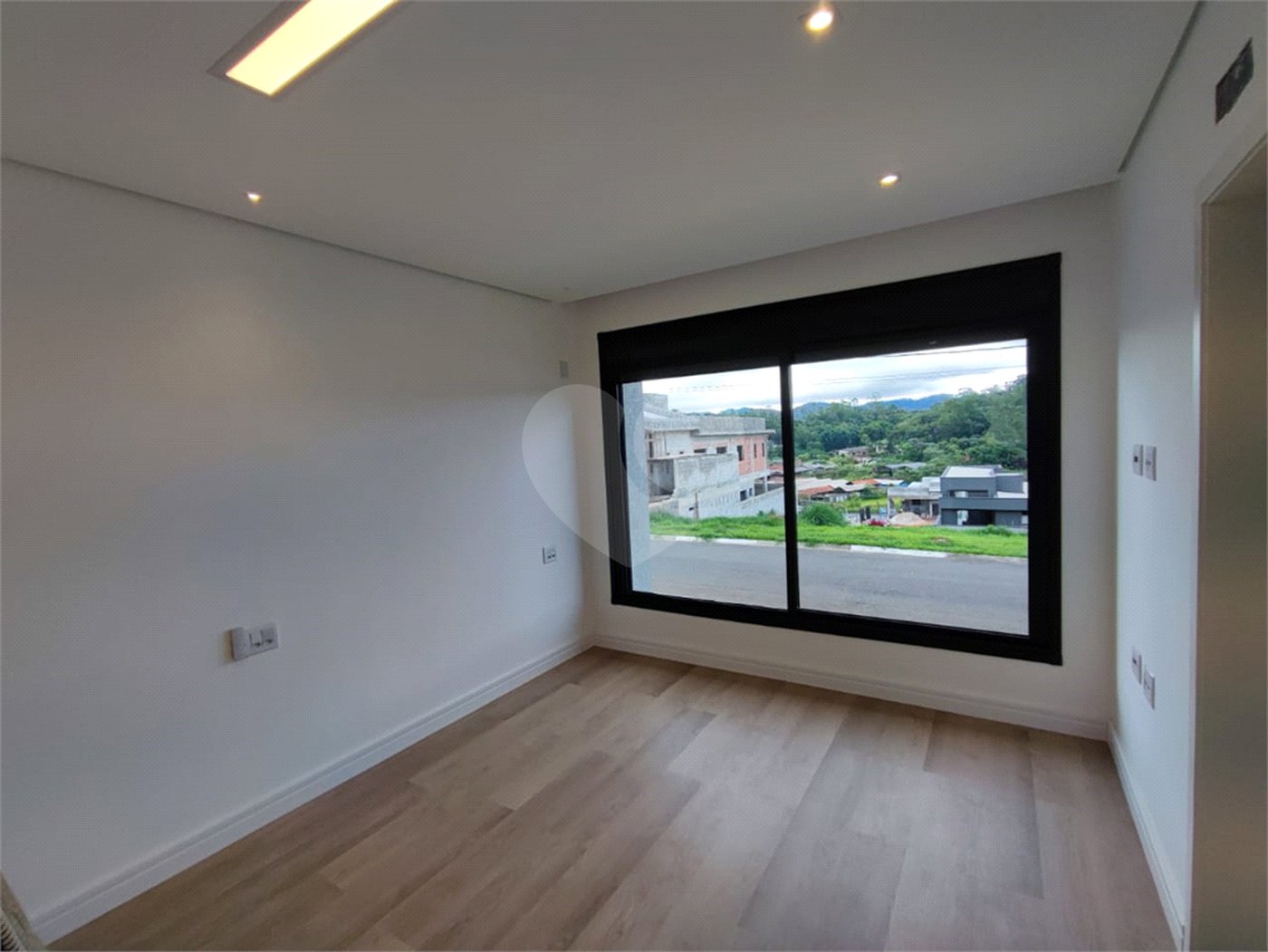 Terreno à venda com 4 suítes no condomínio Residencial Veneza, Mogi das Cruzes - SP