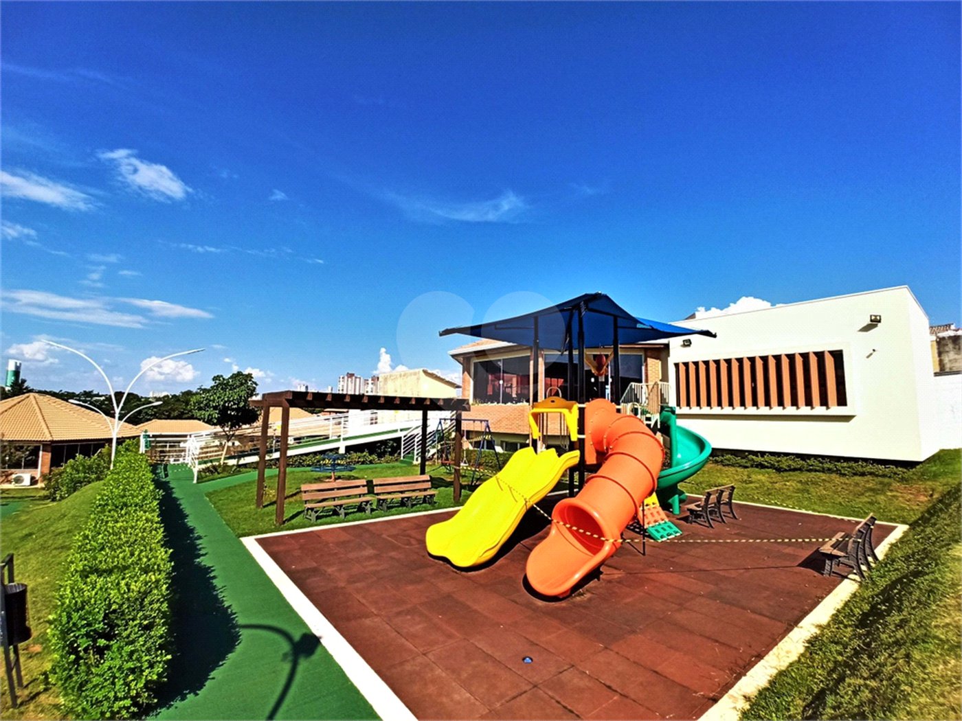 Casa à venda com 3 quartos, sendo 2 suítes, no condomínio Residencial Maria Dulce, Indaiatuba - SP