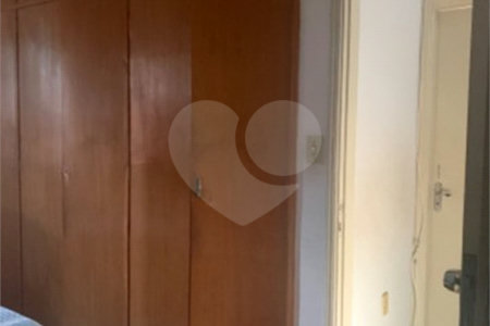 Casa térrea com 3 dormitórios, sendo 1 suíte .