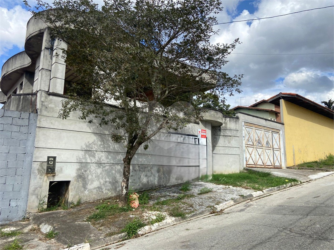 Sobrado à venda com 6 quartos, sendo 2 suítes, em Vila Áurea, Poá, SP