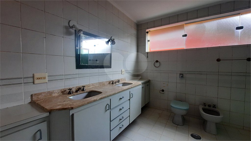 Sobrado à venda com 4 quartos, sendo 3 suítes,  em Interlagos, São Paulo, SP