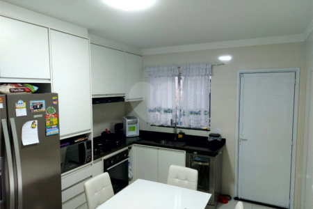Casa à venda com 3 suítes no condomínio Residencial Gaya, São Paulo - SP