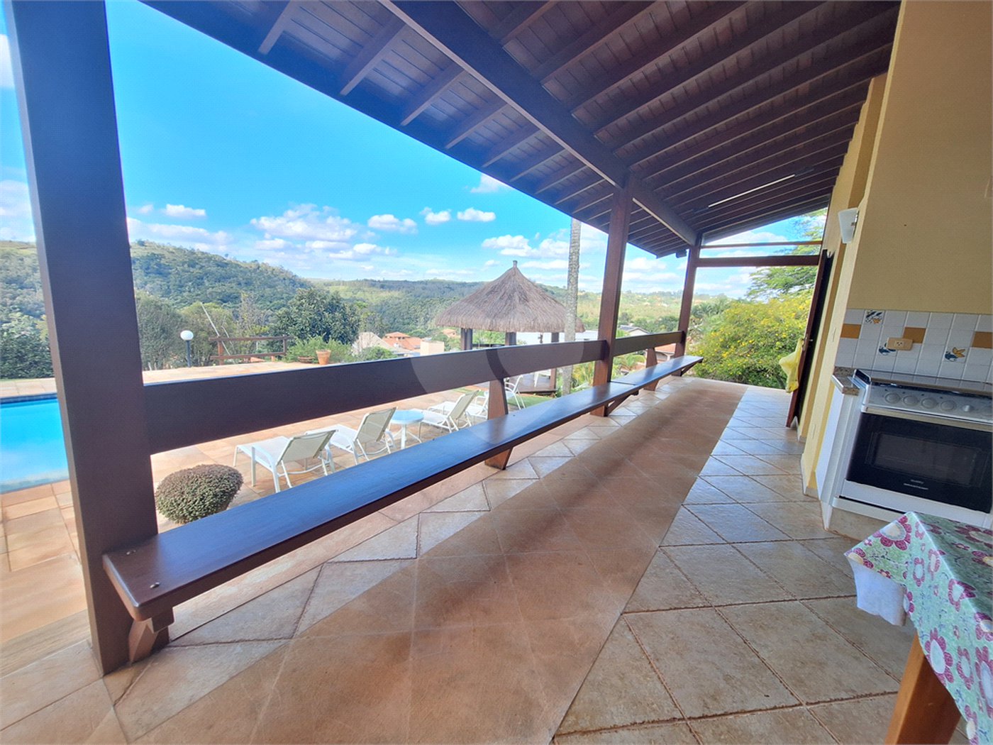 Casa à venda com 3 suítes no condomínio Chácaras do Lago, Vinhedo - SP