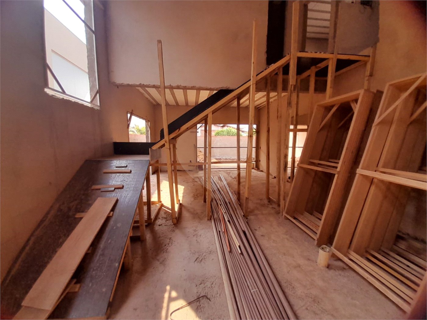Casa em Construção com Área Gourmet e Piscina no Condomínio Damha II