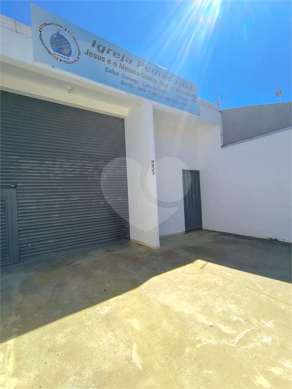 Imóvel disponível para venda com excelente localização e grande potencia, tambèm gerando uma renda passiva todos meses com contrato de aluguel ativo. Salão Comercial Perfeito para quem busca conforto, praticidade e um ótimo investimento