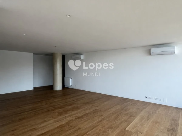 Apartamento T4 à venda em Lordelo do Ouro, Porto, Portugal – 240 m²